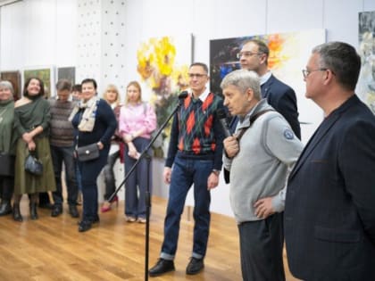 Творчество самарской сотни: в галерее "Новое пространство" открылся вернисаж "Между светом и тьмой"