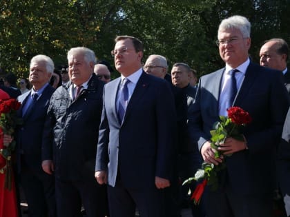 В День города губернатор Дмитрий Азаров принял участие в возложении цветов к памятнику Григорию Засекину