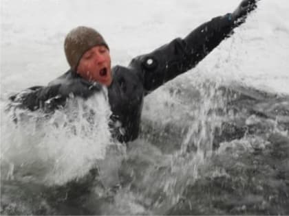 Провалился под лед: в МЧС рассказали, как спасти человека из полыньи и что делать, если сам оказался в воде