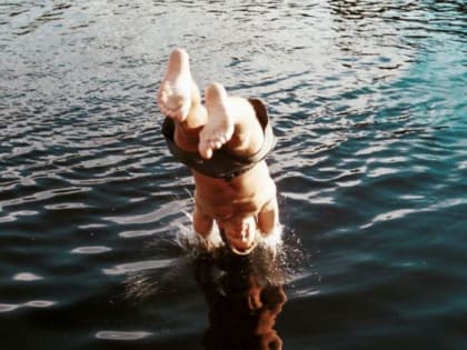 Врач объяснил, почему можно утонуть в полдень и зачем хватать себя за ноги