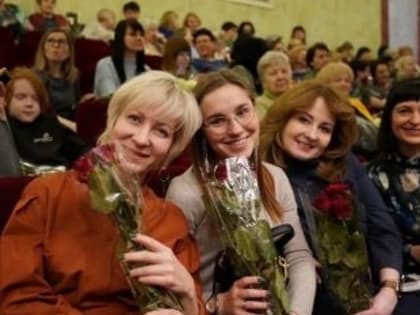 Дмитрий Азаров поздравил женщин Тольятти в КЦ "Автоград"