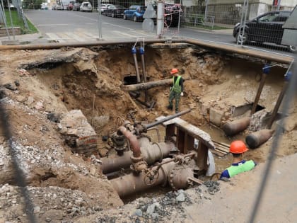 На участках, проходящих через территории  социальных объектов, перекладка теплотрасс  должна завершиться до 1 августа