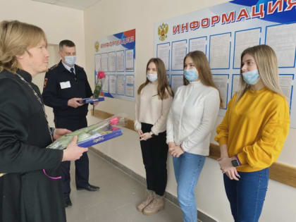 Сызранские полицейские и священник красочно поздравили будущих автоледи