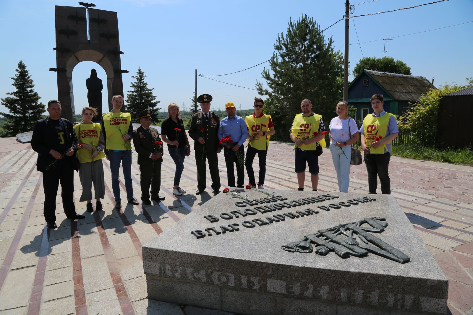 Возложить цветы самара. Памятник мемориал семье Володичкиных в Самаре. Возложение цветов к памятнику в Анапе. Возложение цветов в Самаре. Памятник семье Володичкиных Самарская область.