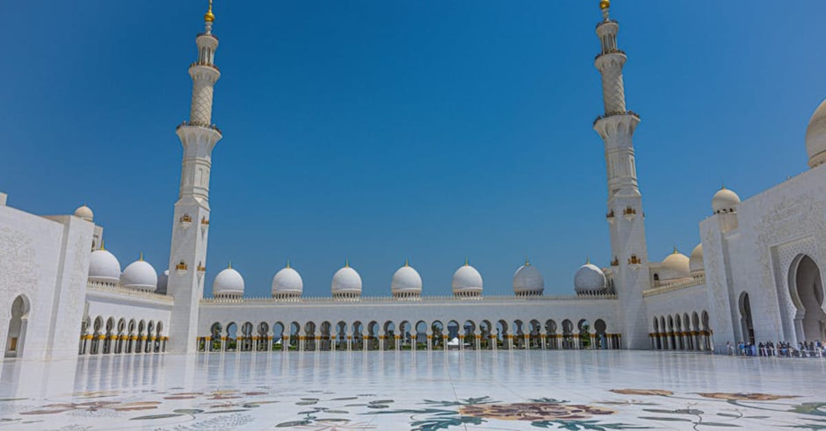 Abu Dhabi Signature Experience Guide: Sheikh Zayed Mosque Visit