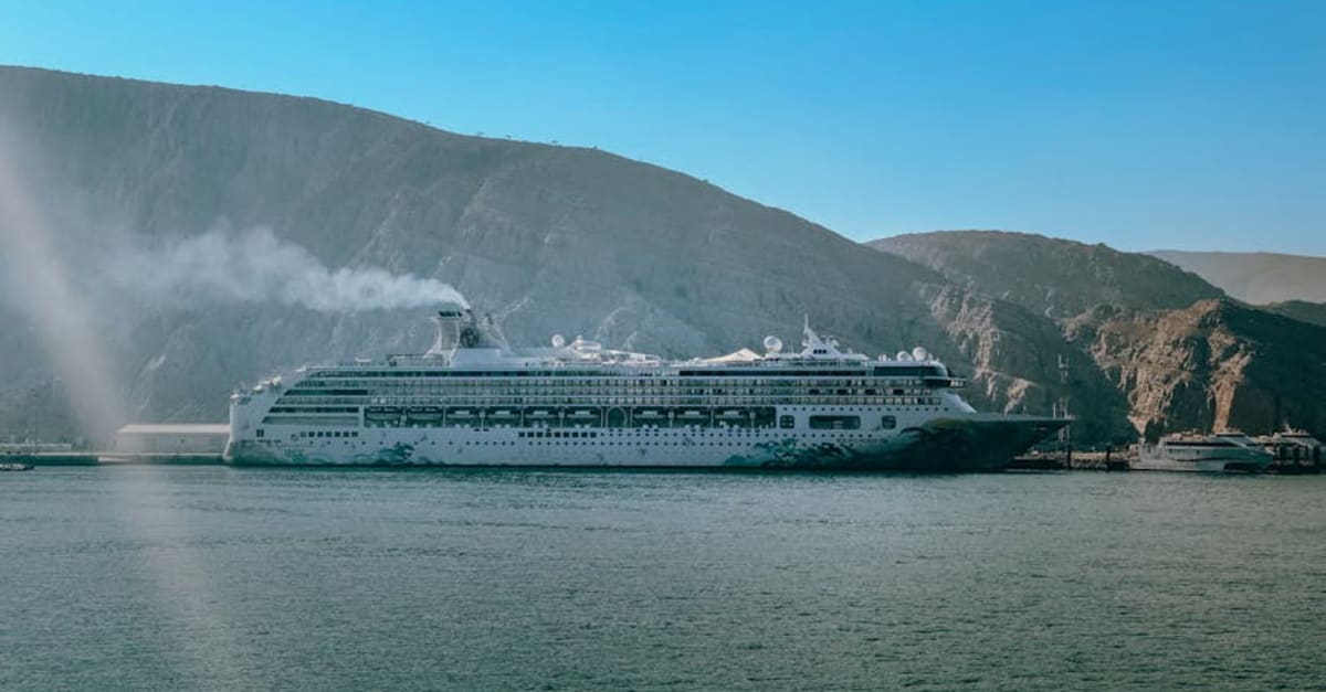Day Cruise vs Dinner Cruise