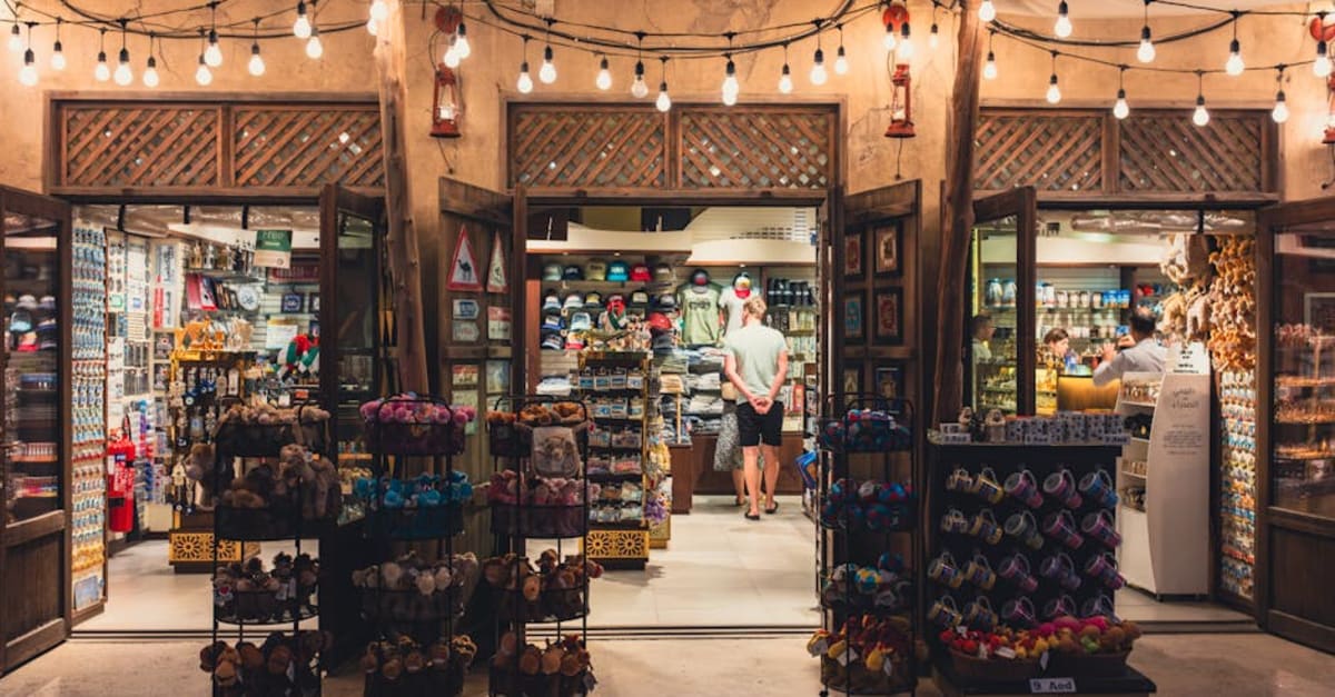Staying Safe & Respecting Local Rules in Dubai: Laws, Etiquette & Tourist Safety Guide