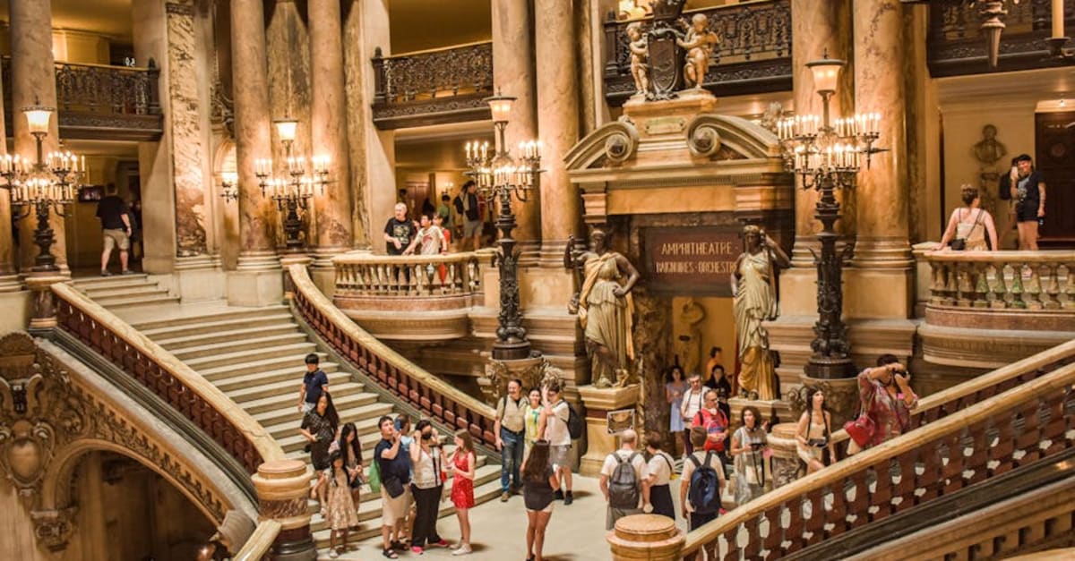Paris Dress Code: What Tourists Should Wear