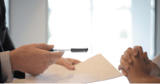 Engenharia contratual e tributária.
