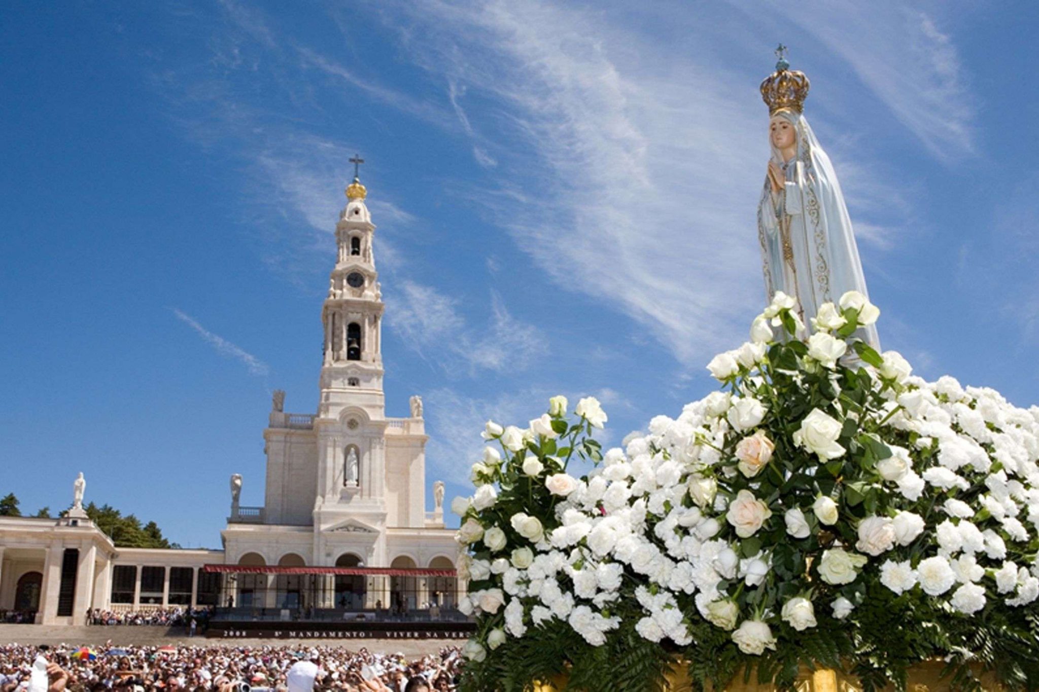 Explanada del santuario iluminada por miles de velas.