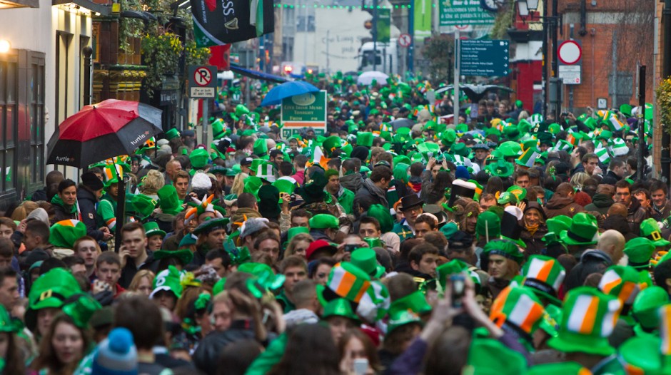Multitud vestida de verde en las calles de Dublín.