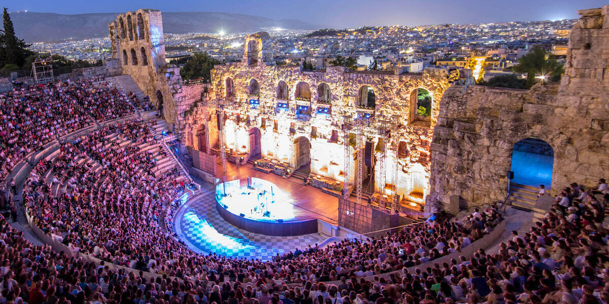 Actores actuando en un teatro de piedra milenario.
