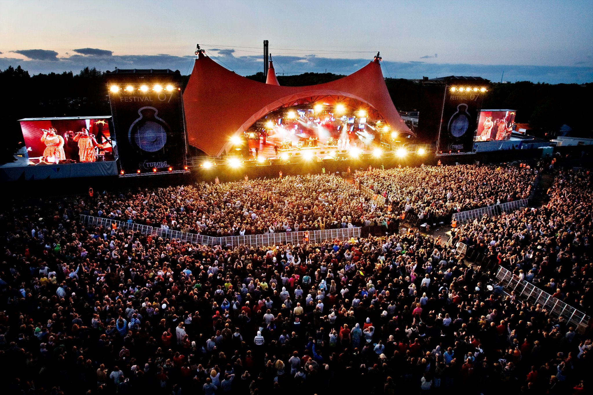 Campamento gigante de jóvenes en el festival.