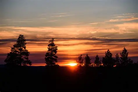 Sol bajo sobre un lago finlandés a medianoche.