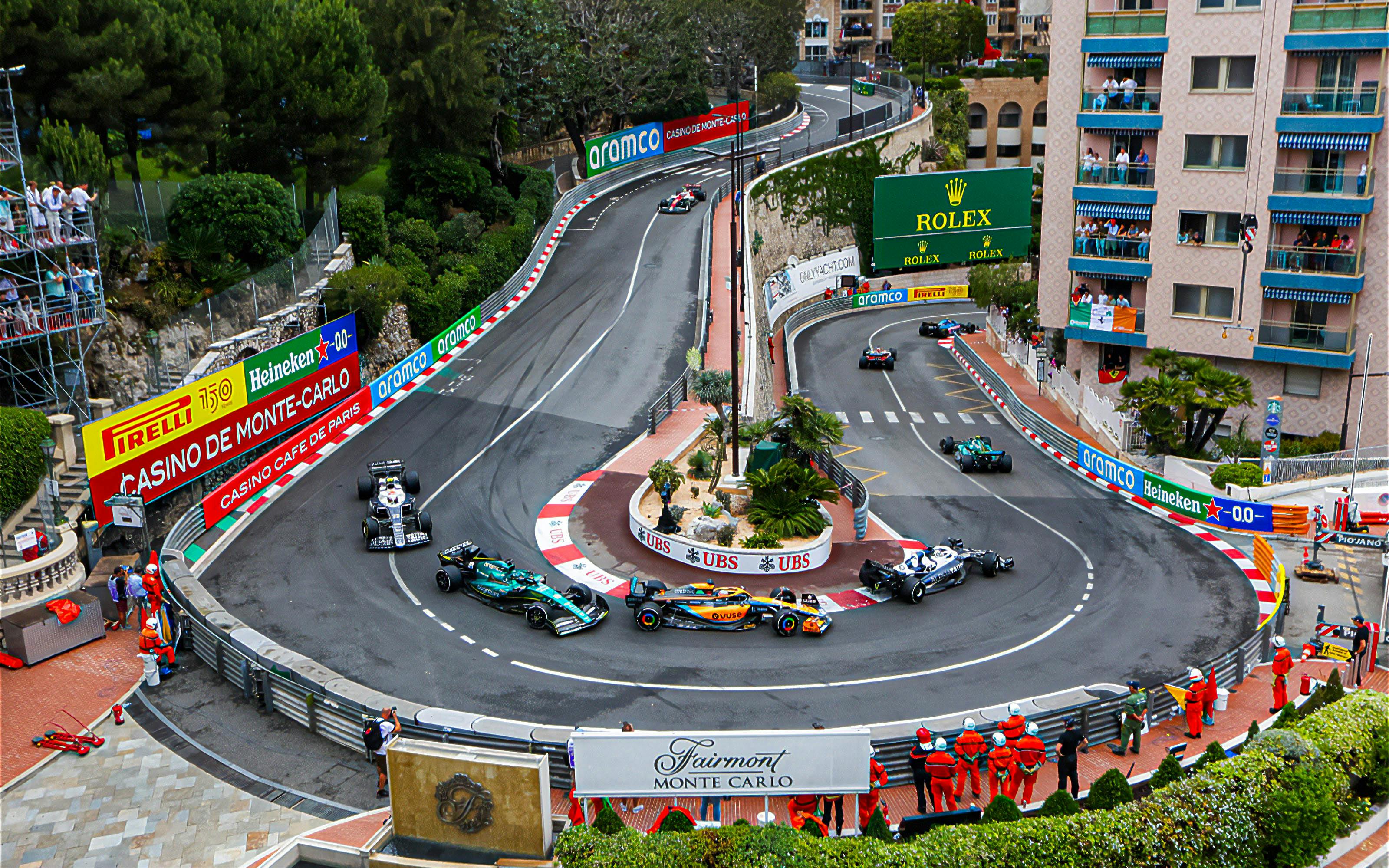 Coche de F1 pasando por la curva de Santa Devota.