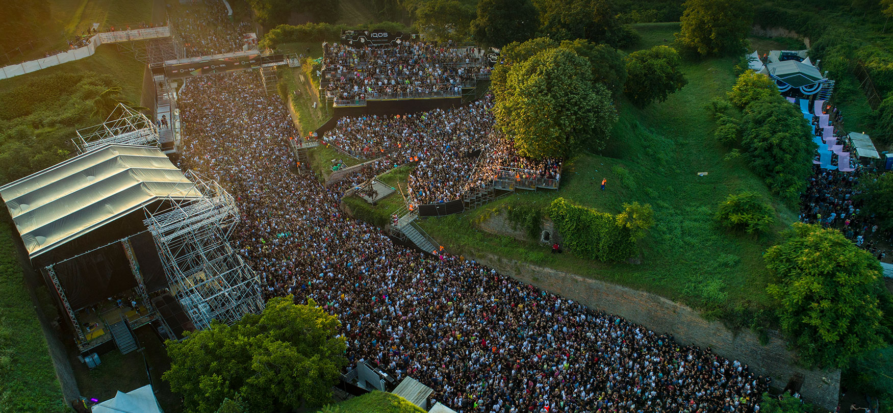Escenario de música dentro de los muros de la fortaleza.