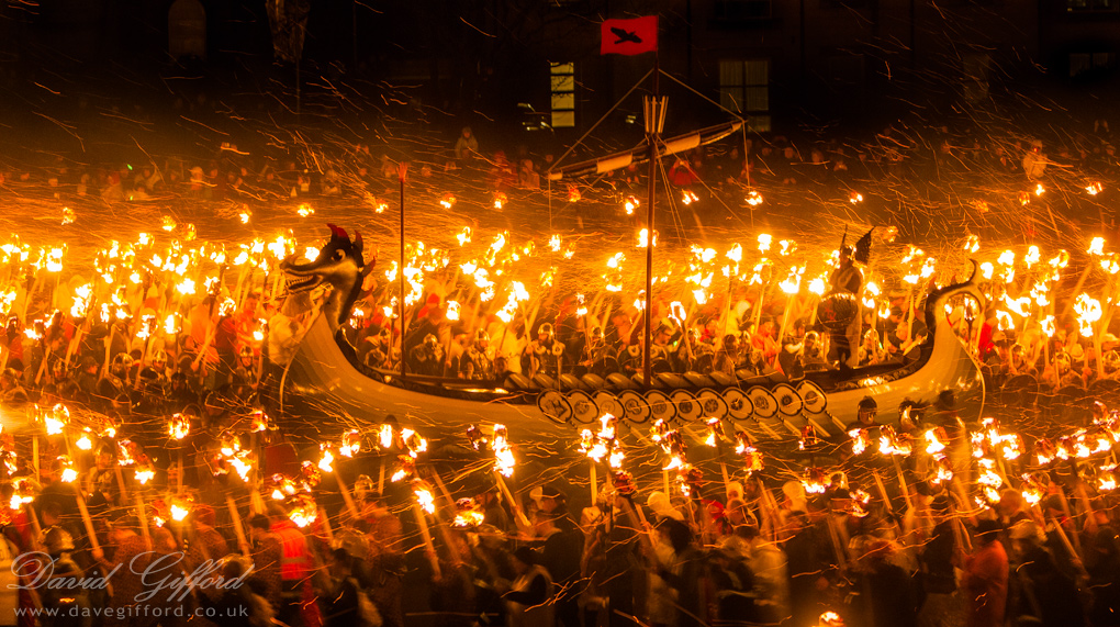 Vikingos con antorchas quemando un drakkar.