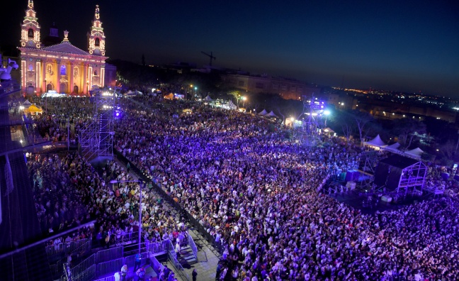 Escenario masivo en una plaza histórica de Malta.