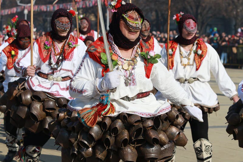 Bailarines búlgaros con máscaras gigantes de madera.