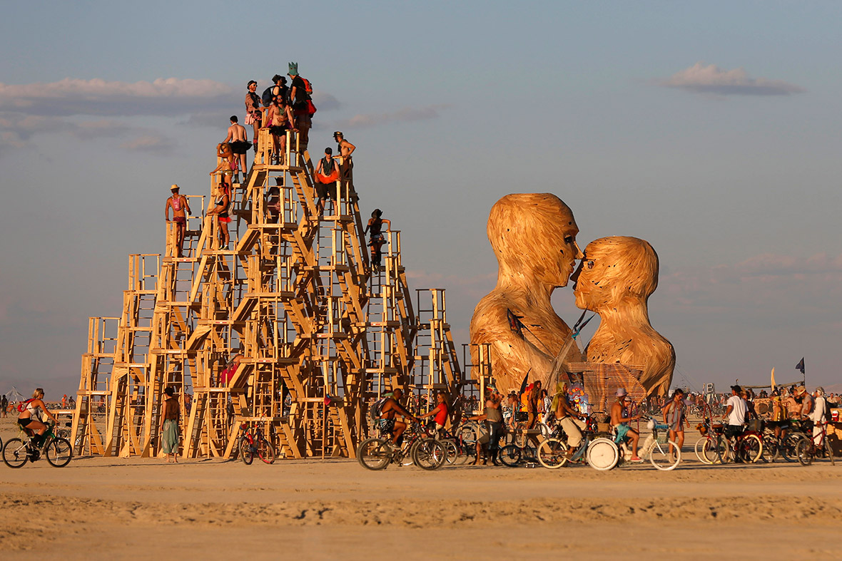 Escultura gigante ardiendo en el desierto.