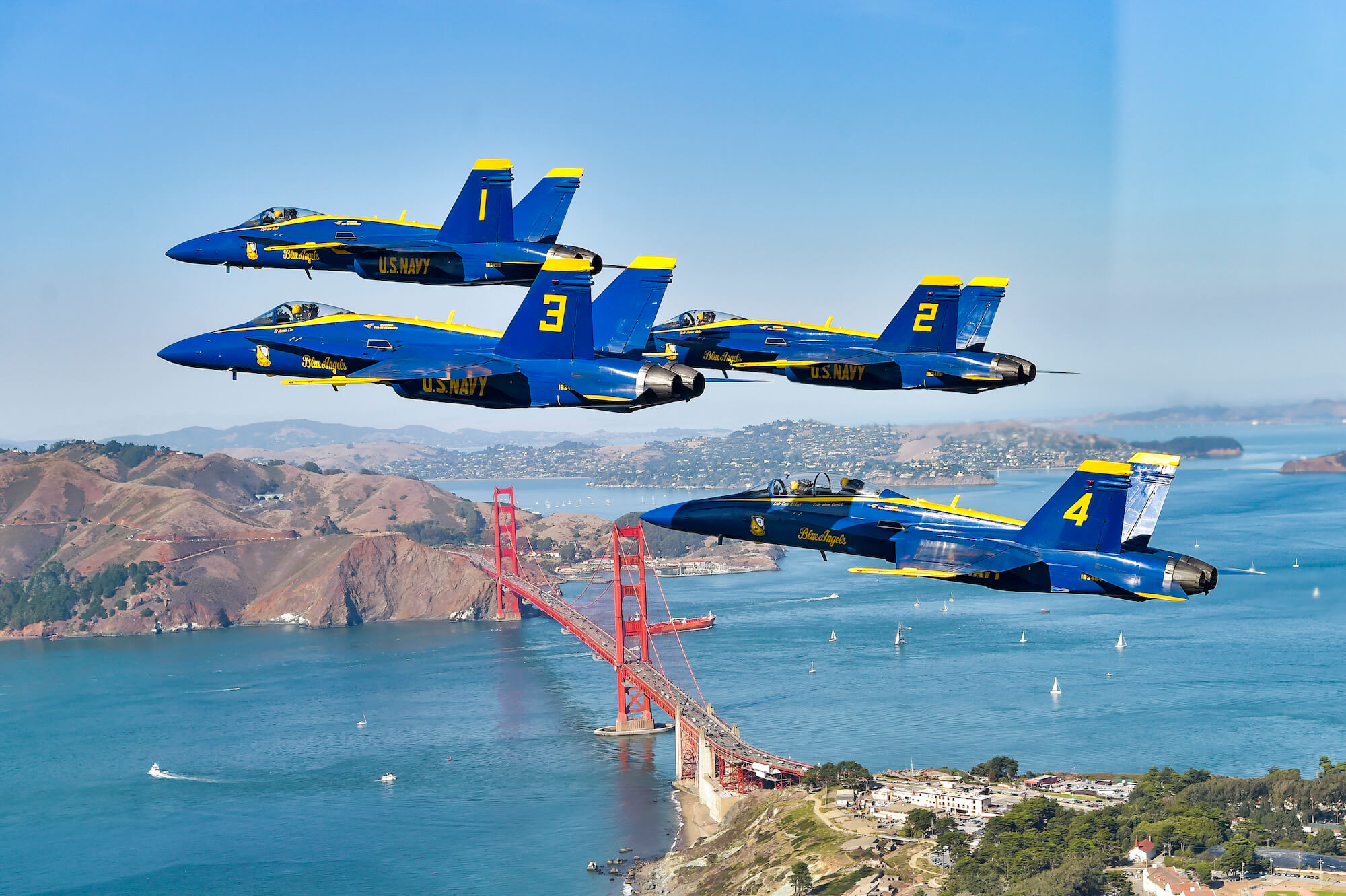 Aviones militares volando sobre el Golden Gate.