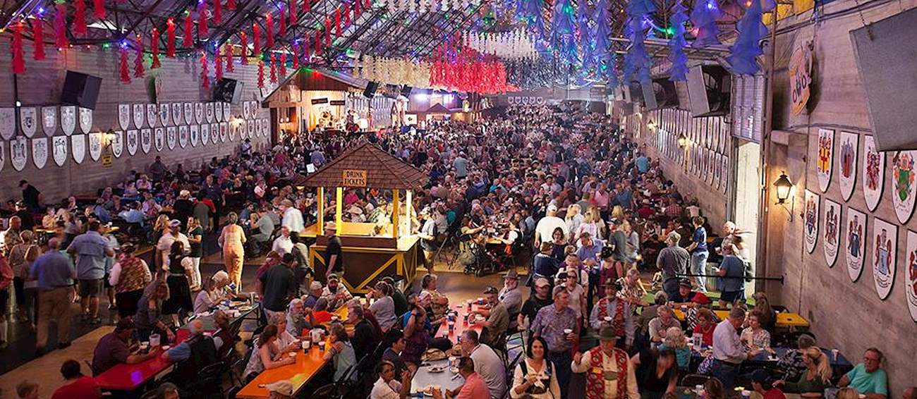 Gente brindando con jarras de cerveza en Texas.