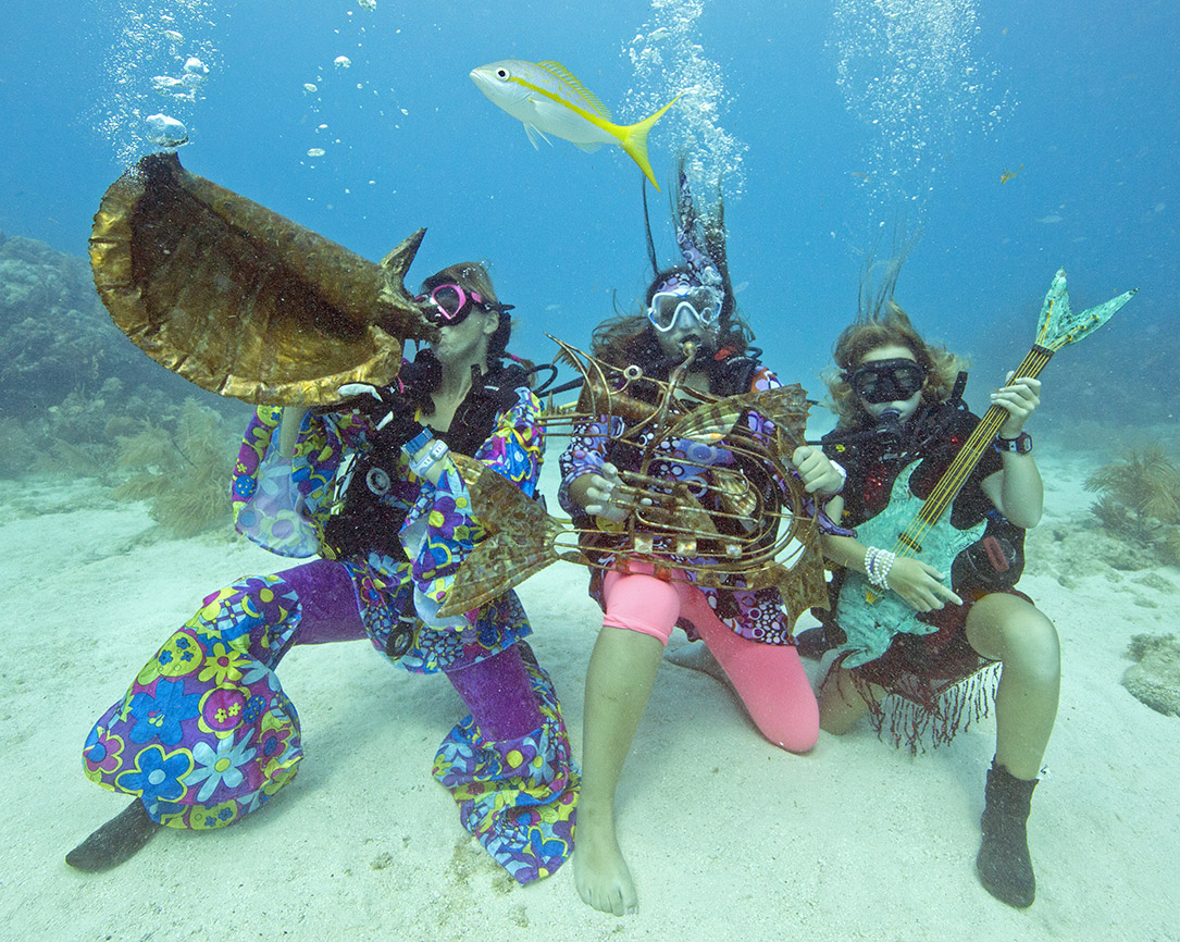 Buceadores con instrumentos falsos bajo el agua.