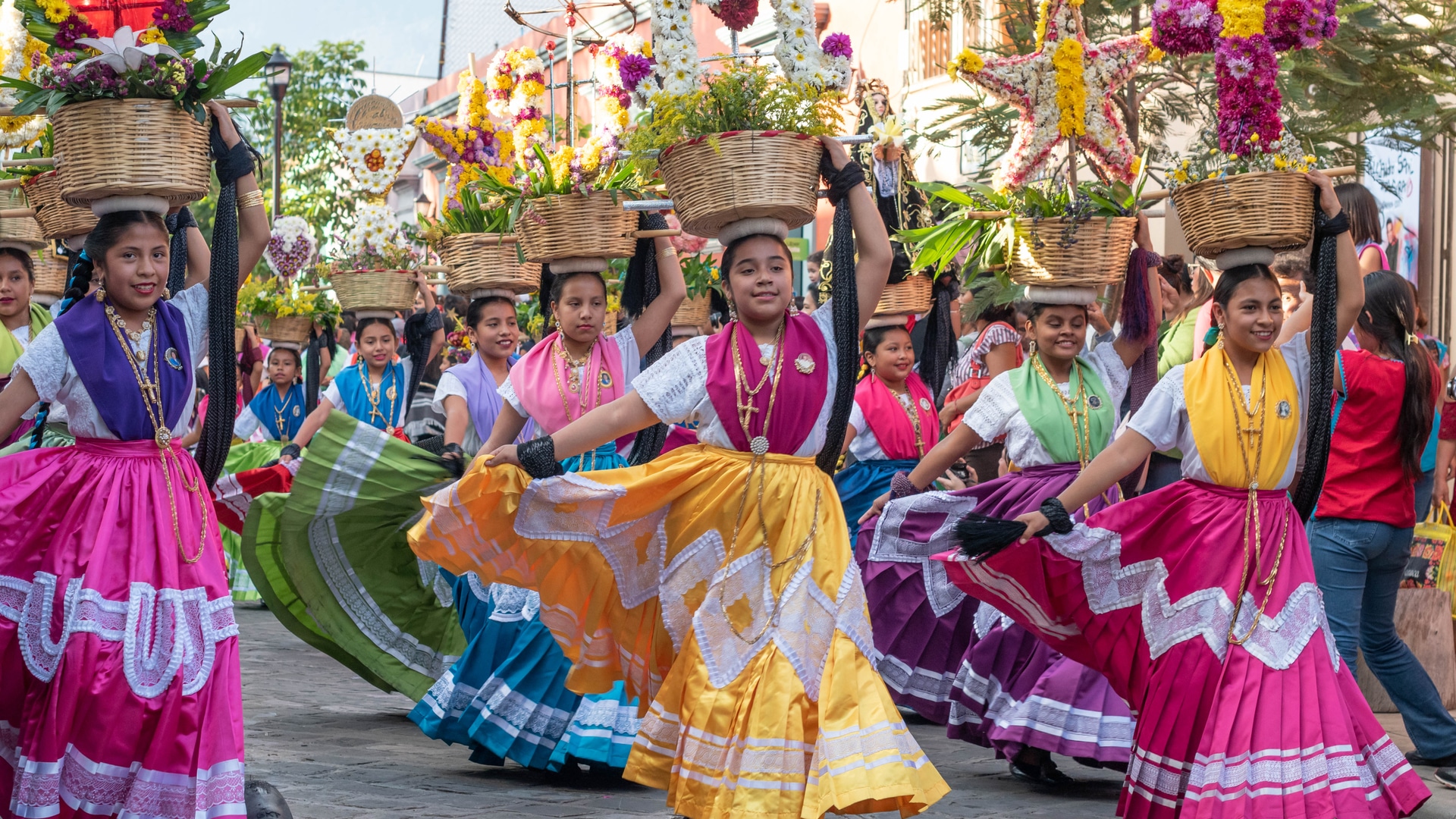 Bailarines con trajes regionales coloridos.