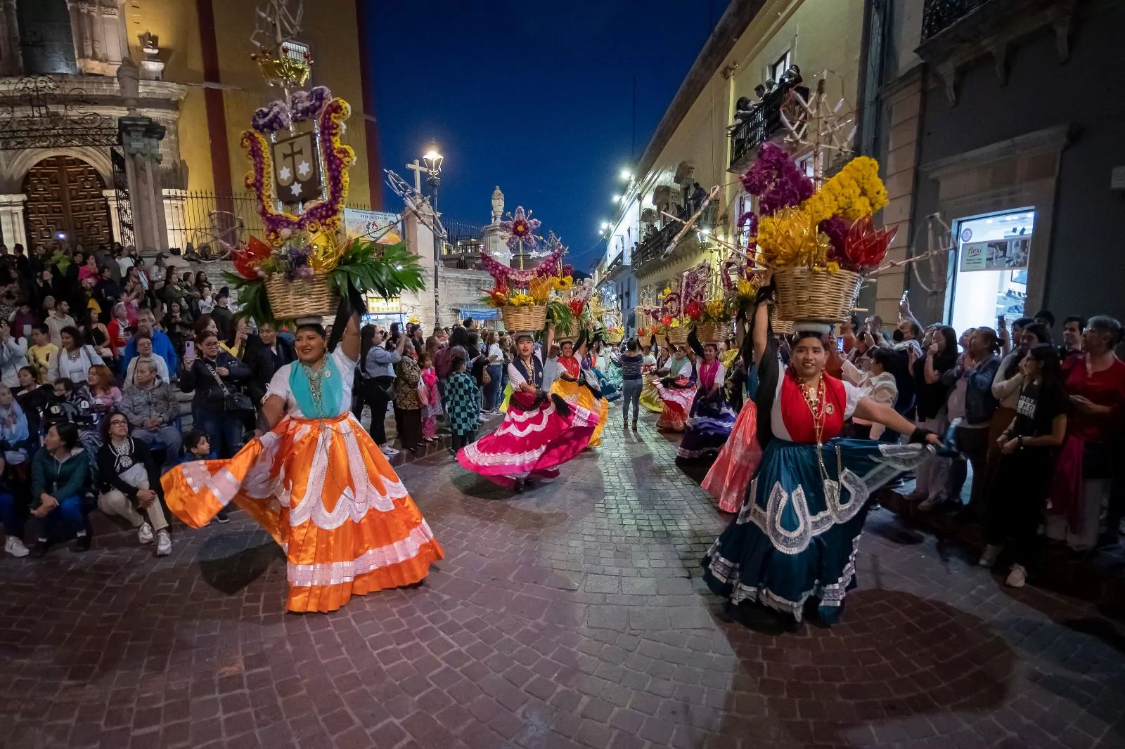 Actores en un callejón empedrado.