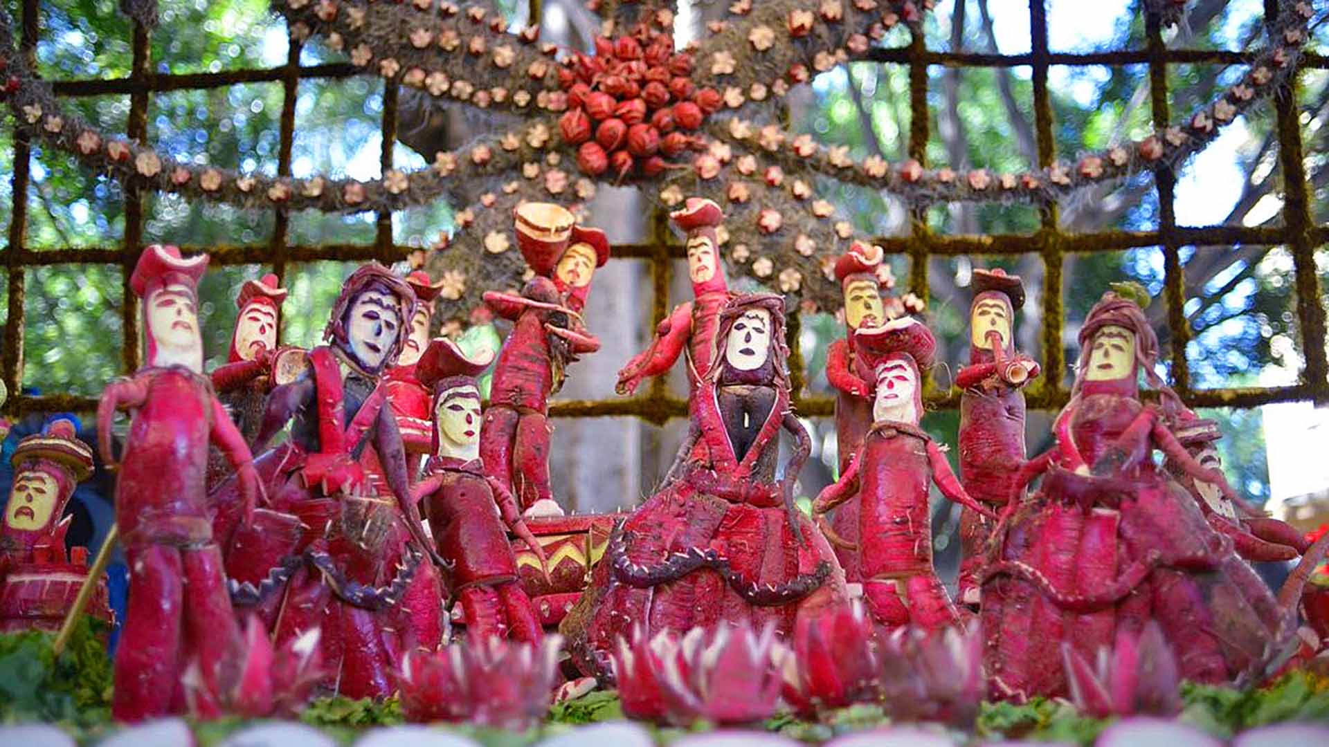 Figuras talladas en rábanos gigantes.