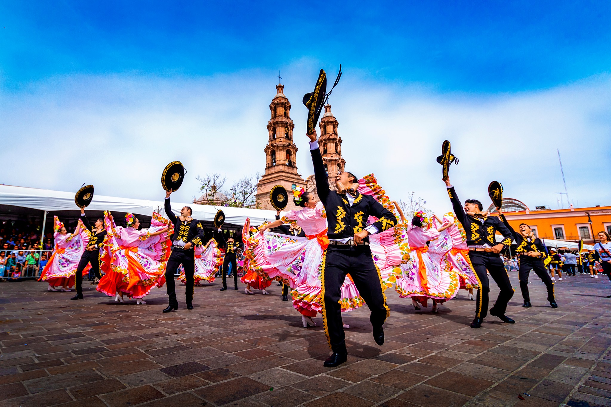 Gente celebrando en el jardín de San Marcos.