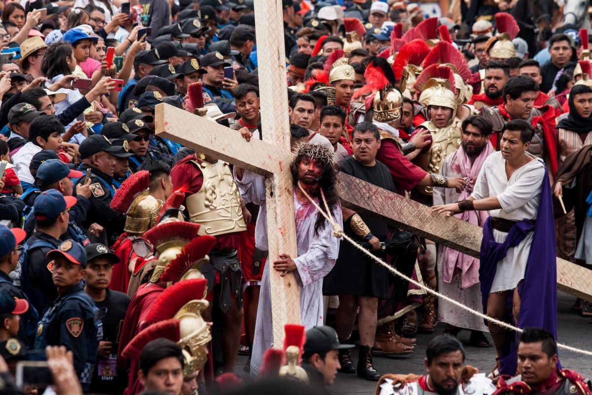 Multitud siguiendo la procesión del Cristo.