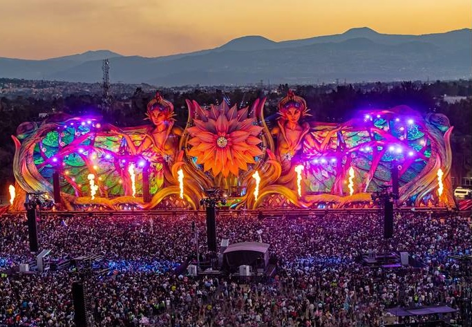 Escenario de búho gigante con luces láser.