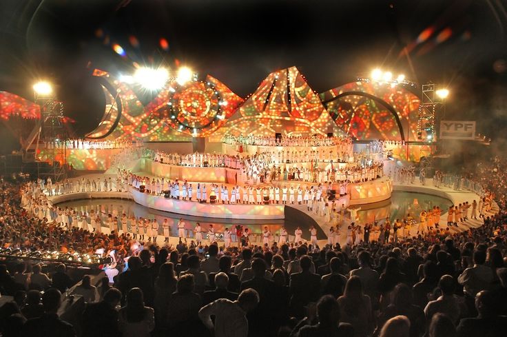 Actores y luces en el escenario del teatro griego.