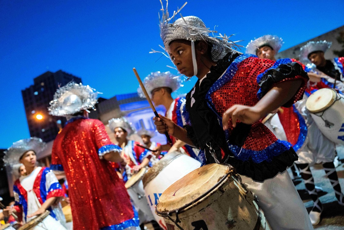 Hombres tocando el tamboril en la calle.