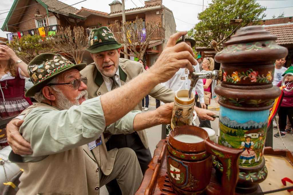 Jarras de cerveza y trajes típicos alemanes.