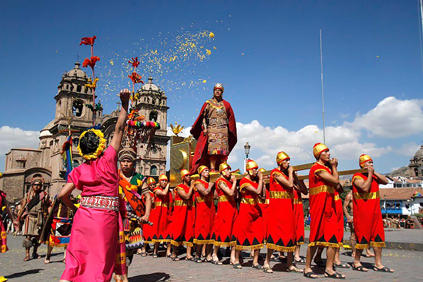 Actor interpretando al Inca sobre una plataforma.