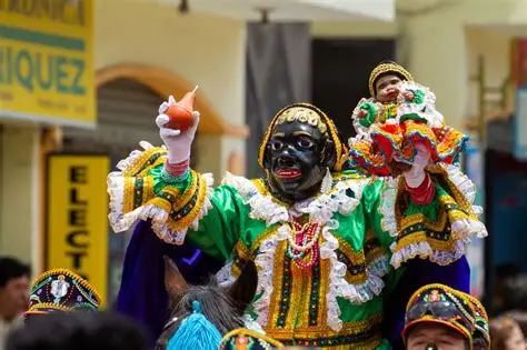 Personaje de la Mama Negra cabalgando.