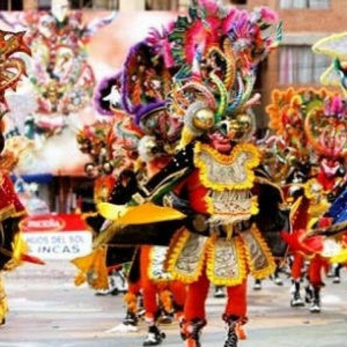 Bailarines de Morenada con trajes pesados.