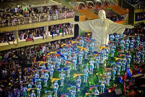 Carroza de samba inmensa en el sambódromo.