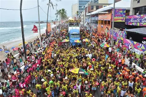 Trío eléctrico con multitud bailando.