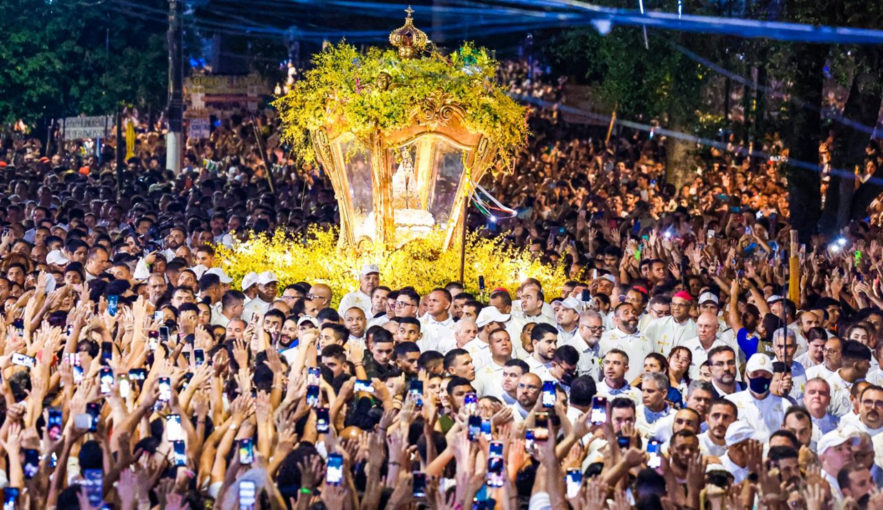 Mar de gente rodeando la cuerda de la procesión.