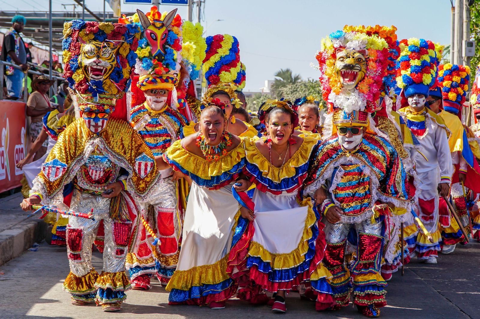Bailarines de marimonda con máscaras largas de colores.