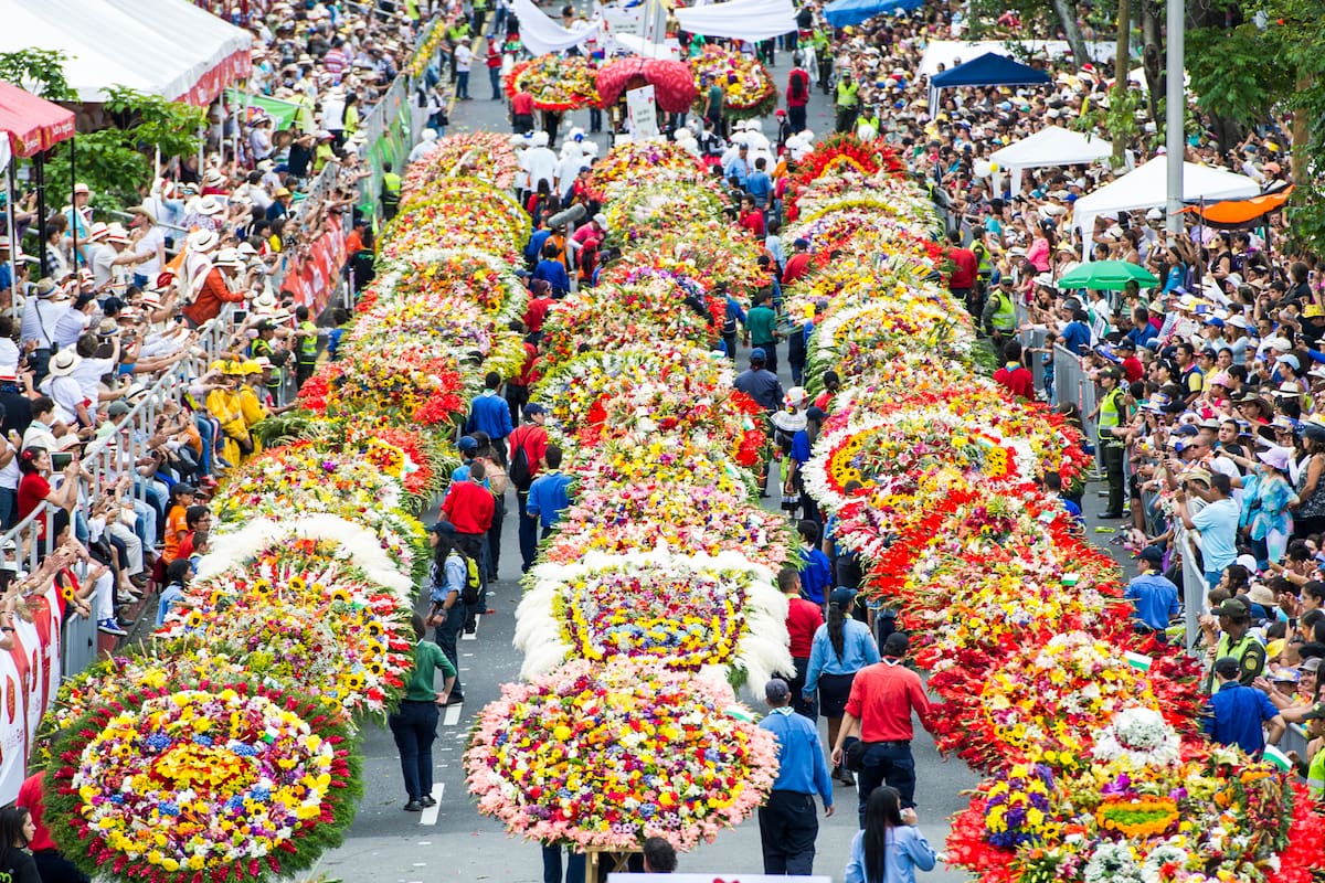 Silletero cargando flores de colores.