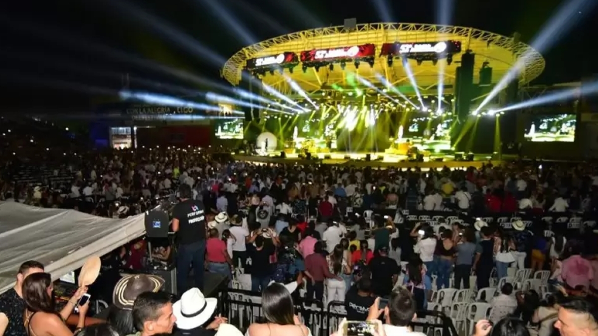 Músico tocando el acordeón con sombrero vueltiao.