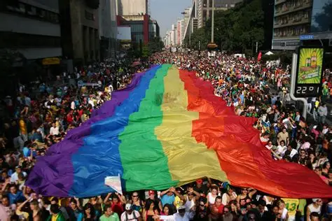 Avenida Paulista llena de banderas arcoíris y música.