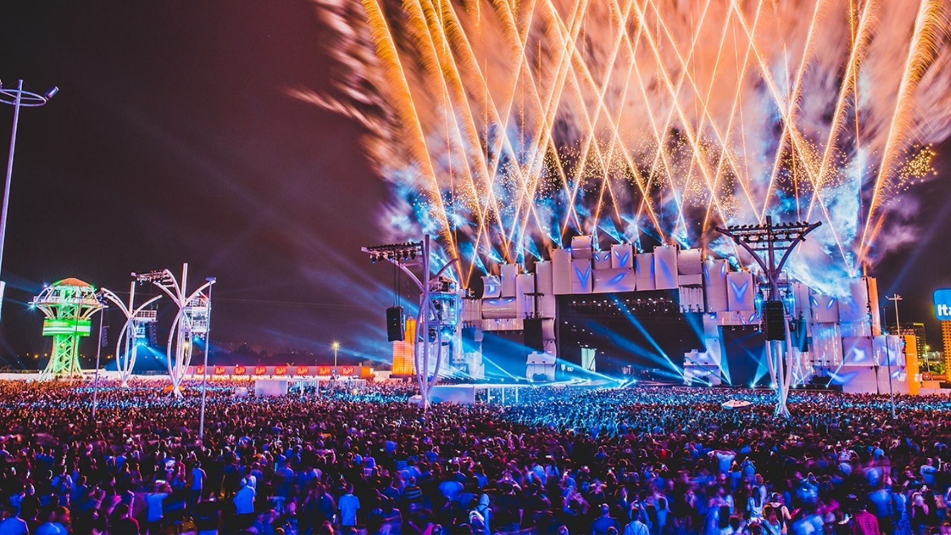 Escenario principal de Rock in Rio iluminado.