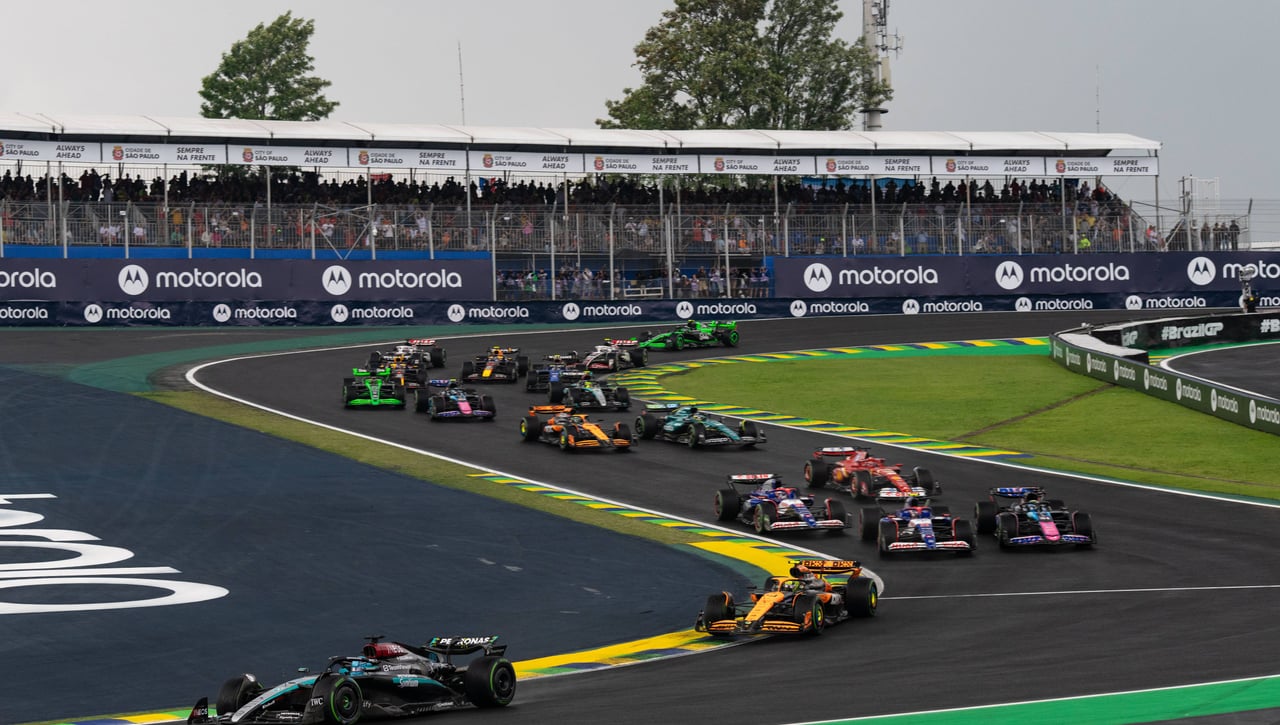 Coches de carreras en la curva "S" de Senna.