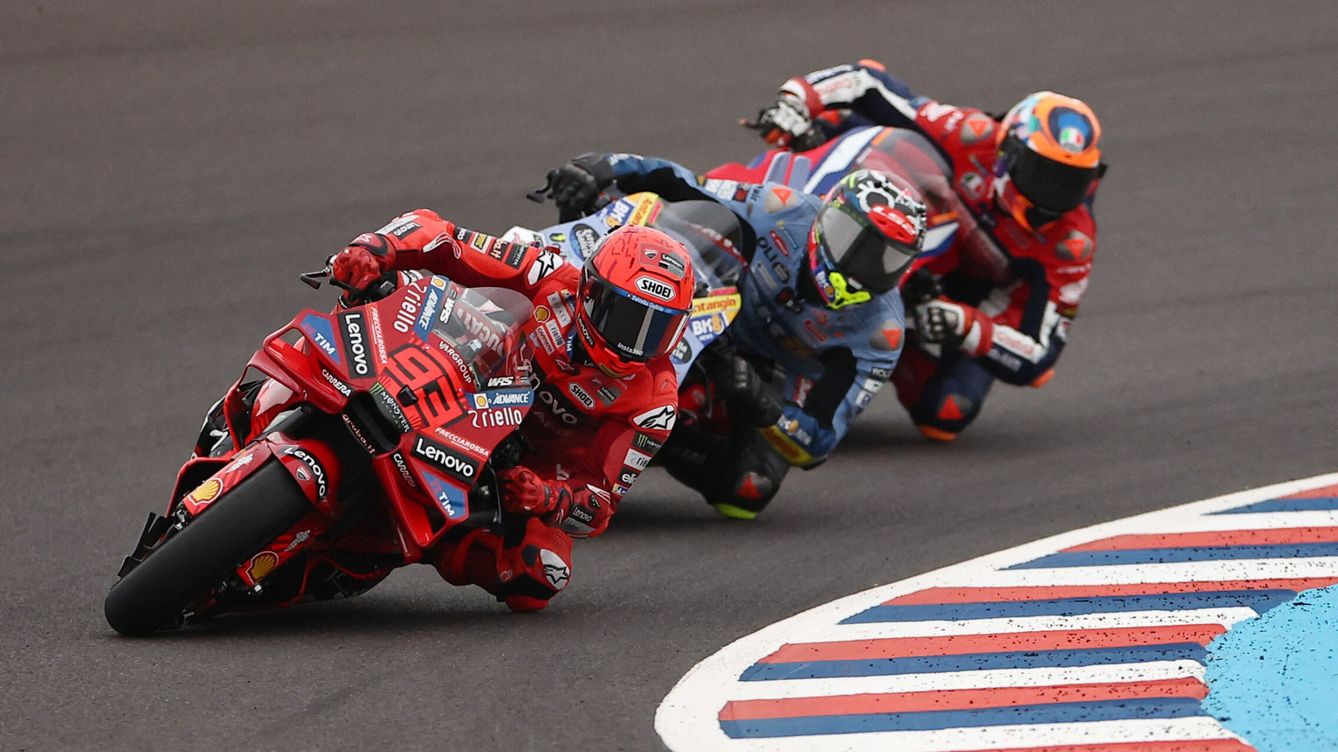 Motos de carrera a alta velocidad en una curva.