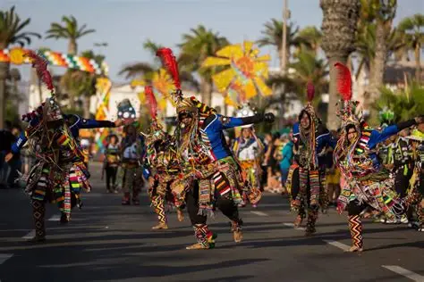 Bailarines andinos con el Morro de Arica de fondo.